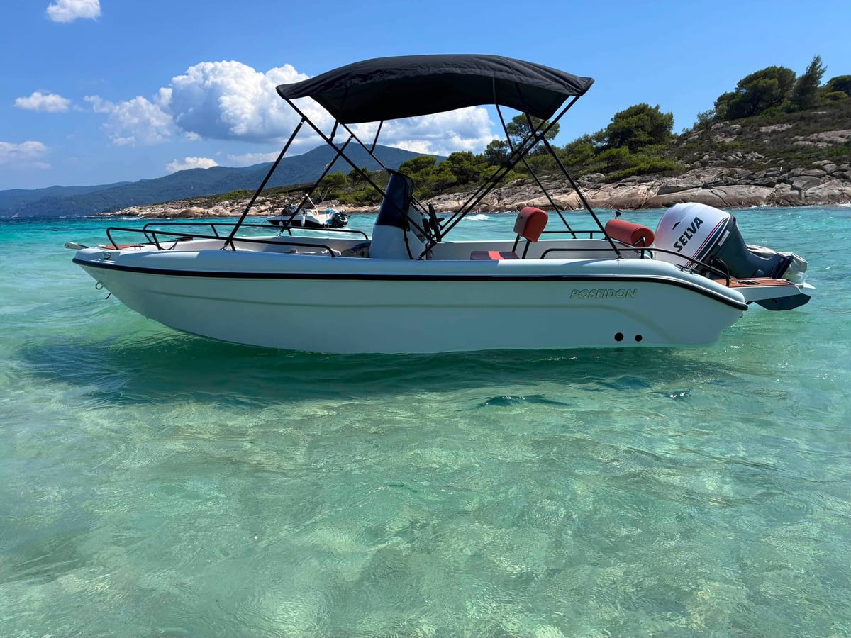 Poseidon Blue Water 185 σε τιρκουάζ νερά στη Βουρβουρού