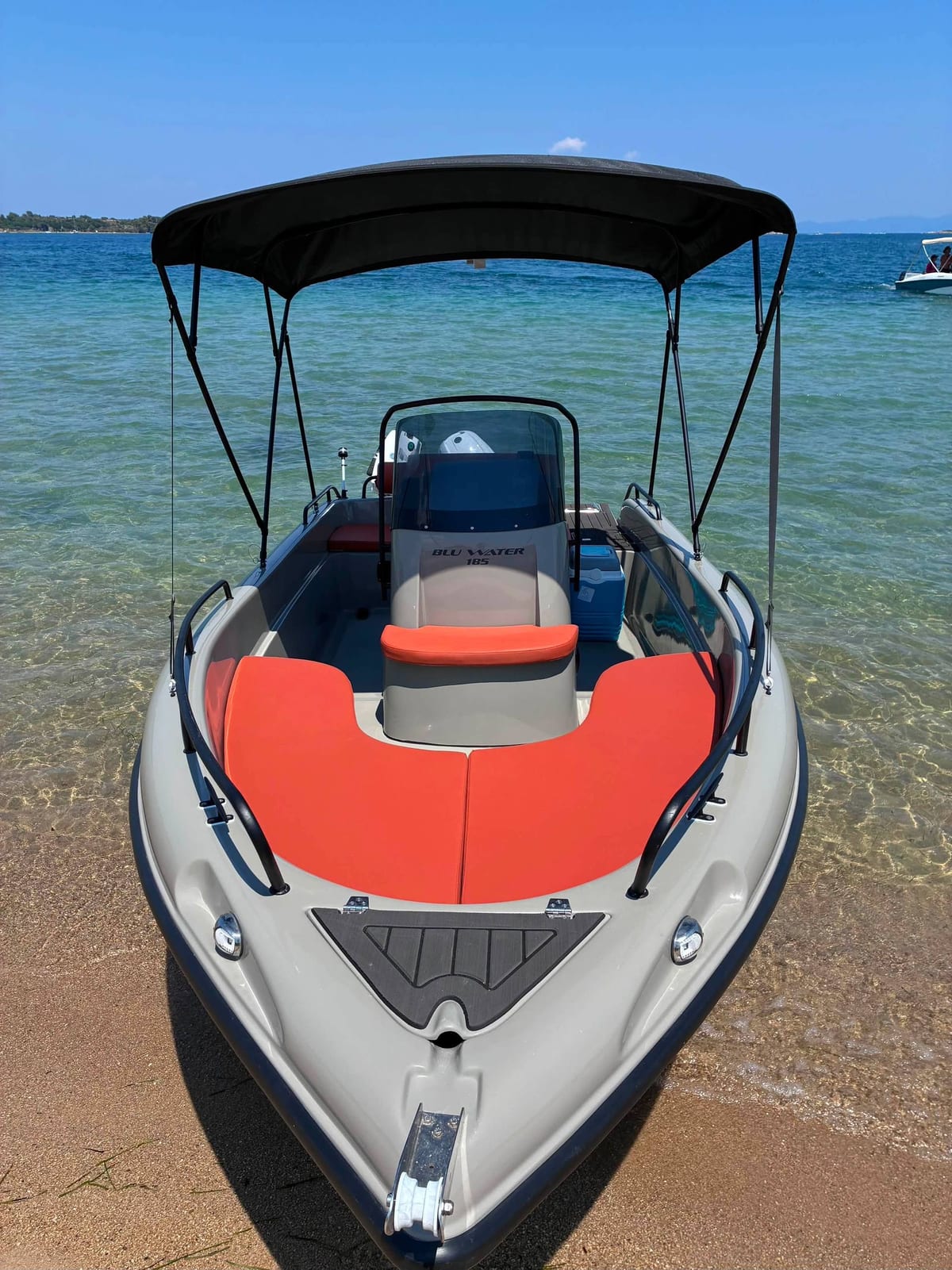Εσωτερικό Poseidon Blue Water 185 με foam deck