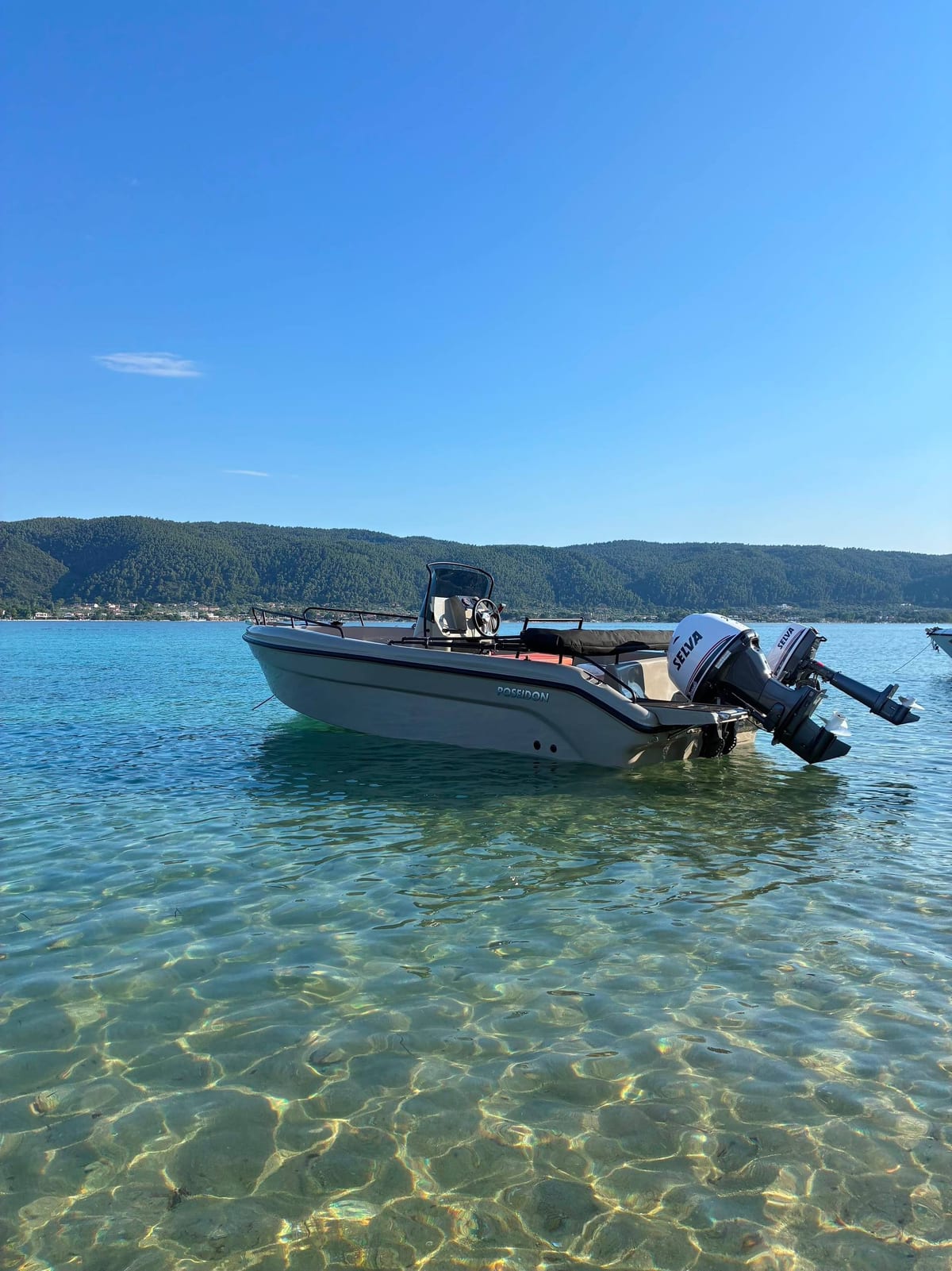 Poseidon Blue Water 185 στα κρυστάλλινα νερά του Διαπόρου